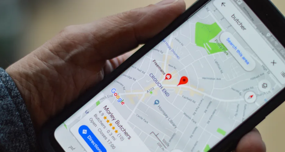 Wizytówka firmy w Mapach Google na ekranie smartfona