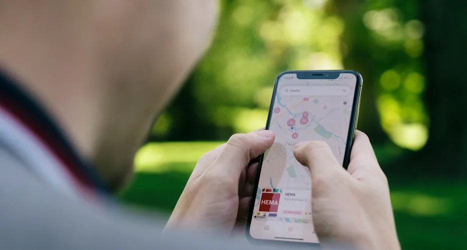 Wyszukiwanie firmy w Mapach Google na smartfonie