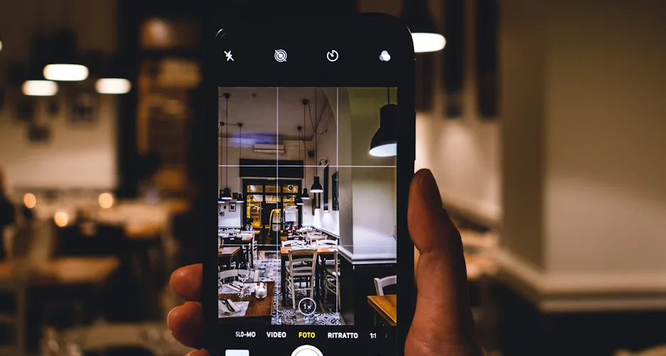 Fotografowanie wnętrza lokalu telefonem na potrzeby social mediów